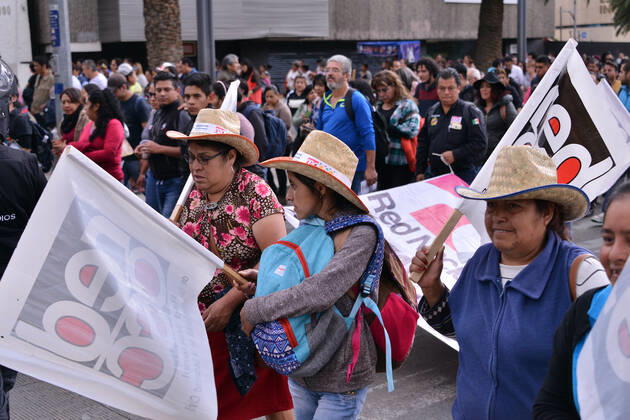 National Struggle Day protest in Mexico MEXICO CITY, MEXICO - JANUARY 31: Demonstrators take part during a march called National Struggle Day to protest for labor equality and demand labor rights and demand a job stability program during the demonstration, integrants of Union of Telephone Operators of the Mexican Republic, National Workers Union, Mexican Union of Electricians, Independent Workers Union of the Autonomous Metropolitan University participating to demand from the Federal Government a change of economic, political and social course for the country; as well as a dialogue around the Alternative Nation Project. at Reforma Avenue on January 31, 2020 in Mexico City, Mexico Copyright: xCarlosxTischlerx EYE_6578
