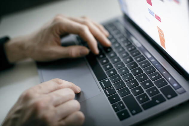 Symbol photo A man typing with his hands on a keyboard Mac in Berlin 04 02 2020 Berlin Germany Copyright: xFelixxZahn photothek.netx