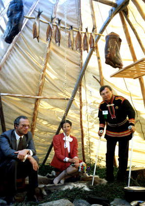 ARCHIVES 1989 07 29 The Swedish royal couple King Carl XVI Gustaf and Queen Silvia sit in a patchwork where they are invited to reindeer meat and lingonberry drink and are taught in the Sami culture in connection with the inauguration of the mountains and the Sami Museum in Jokkmokk 29 th July 1989 Ajtte Sweden x217x, Copyright: xClasxGöranxCarlssonx xTTx x KUNGAPARET-AJTTE