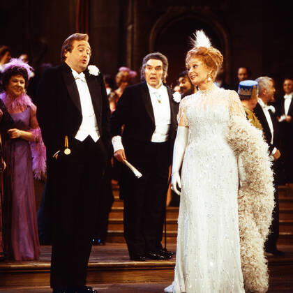 Aufzeichnung der Aufführung der Operette Die lustige Witwe von Franz Lehar in der Deutschen Oper Berlin, Deutschland 1979. Grimm 1126. Mitwirkende: Rene Kollo, Benno Kusche, Gwyneth Jones Nur redaktionelle Nutzung. Editorial usage only. Copyright: ArthurxGrimm UnitedArchives82006246