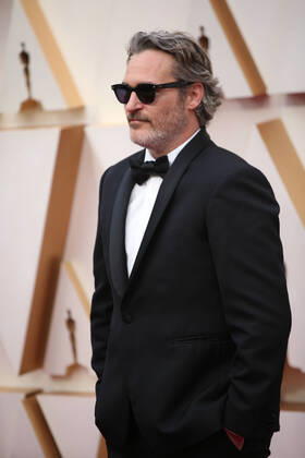 (200210) -- LOS ANGELES, Feb. 10, 2020 -- Joaquin Phoenix arrives for the red carpet of the 92nd Academy Awards at the Dolby Theatre in Los Angeles, the United States, Feb. 9, 2020. ) U.S.-LOS ANGELES-OSCARS-RED CARPET LixYing 