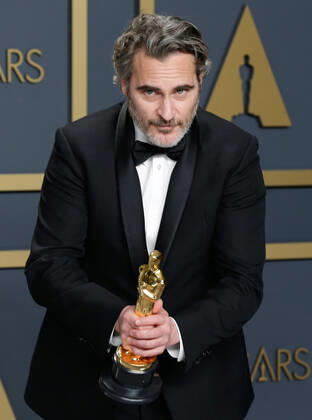 Entertainment Themen der Woche KW06 Entertainment Bilder des Tages Joaquin Phoenix, winner of Best Actor in a Leading Role for Joker, appears backstage with his Oscar during the 92nd annual Academy Awards at Loews Hollywood Hotel in the Hollywood section of Los Angeles on Sunday, February 9, 2020.  LAP20200209833 JOHNxANGELILLO