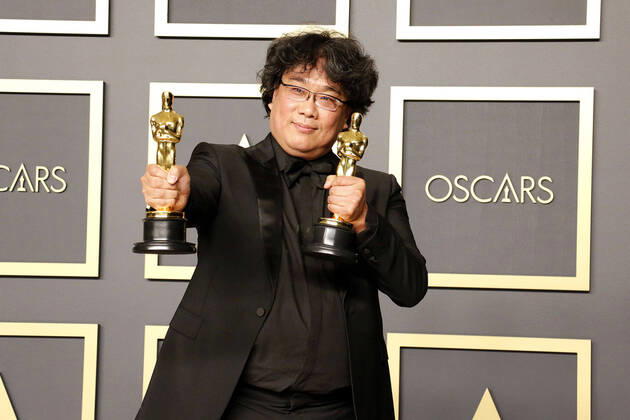 Bong Joon ho, the director and award winner Best Film and Directing at the Winner Photocall at the 92 Academy Awards Oscars on 9 02 220 at the Press Room in Hollywood, Los Angeles 92th Annual Academy Awards Press Room Winner Photocall