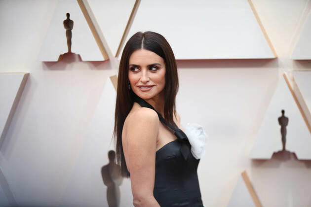 (200210) -- LOS ANGELES, Feb. 10, 2020 -- Penelope Cruz arrives for the red carpet of the 92nd Academy Awards at the Dolby Theater in Los Angeles, the United States, on Feb. 9, 2020. ) ) U.S.-LOS ANGELES-OSCARS-RED CARPET LixYing 
