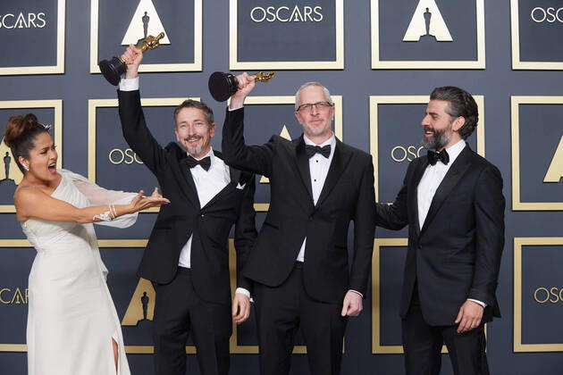 Salma Hayek, Stuart Wilson, Mark Taylor, Oscar Isaac pose backstage with the Oscar for Sound Mixing during the live ABC Telecast of The 92nd Oscars at the Dolby Theatre in Hollywood, CA on Sunday, February 9, 2020. Los Angeles CA USA  Copyright: xNickxAgrox 339671026PLX