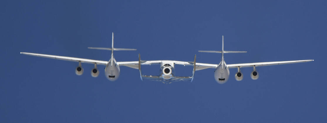 News Bilder des Tages Virgin Galactic s WhiteKnight takes off with SpaceShipTwo Unity for the final time from Mojave spaceport Thursday, CA USA. Feb 13,2020. Unity and WhiteKnight will continue to do test for people to go up into space at the Virgin Spaceport America in New Mexico. Mojave USA - ZUMAbl1_ 20200213_zaf_bl1_016 Copyright: xGenexBlevinsx