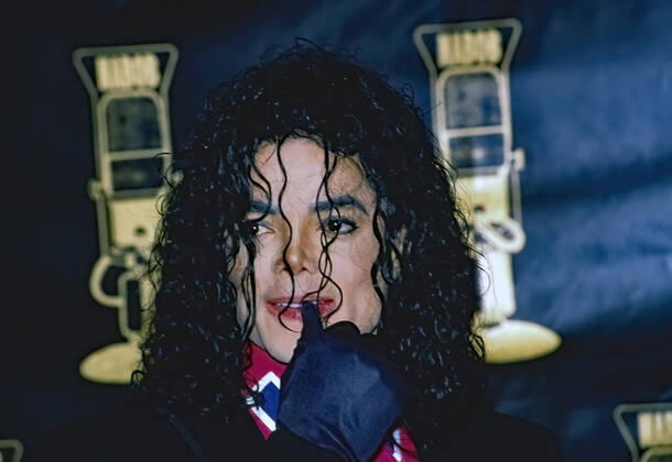 March 5, 1992, Washington, District of Columbia, DC: Washington, DC. USA, March 5, 1992, .Michael Jackson at the NABOB Awards..National Association of Black Owned Broadcasters (NABOB) honors Michael at the organizations eighth annual Communications Awards Dinner, at the Sheraton Washington Hotel in Washington D.C. Rev. Jesse Jackson and NABOB Chairman Pierre Sutton presented him this award which honors Michaels à contributions to pop music, culture, fashion and philanthropyà Washington DC - ZUMAr142 19920305_zap_r142_001 Copyright: xMarkxReinsteinx