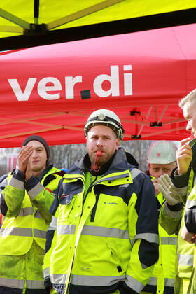 18 02 2020 Holzwickede, District of Unna Harbor workers from the Rhenus Weserport Bremen protest in front of the Rhenus head office in Holzwickede Warning strike Small delegations were always demonstrating directly in front of the head office, the main meeting point was a parking lot within sight of the company buildings the strikers motto is Together with collective agreement