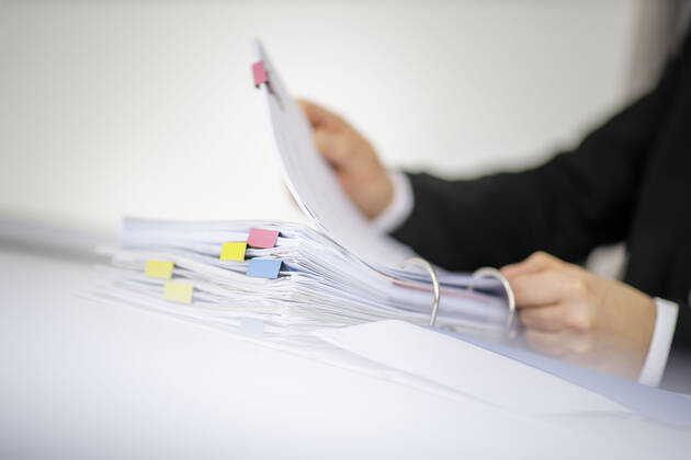 Symbol photo A man leafs through a file folder with documents lying on a table Berlin, 18 02 2020 Berlin Germany Copyright: xThomasxTrutschel photothek.dex