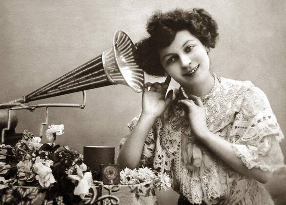 Woman listening to music with gramophone, 1910s, Germany, Europe Copyright: imageBROKER/our-planet.berlin iblhek04662962.jpg