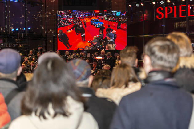 Film fans are waiting for the opening of the 70 Berlin International Film Festival in the Berlinale Palast snapshot photography xM Czapski