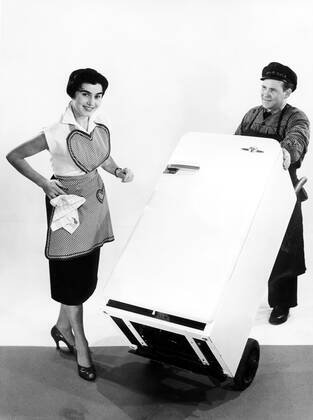 Housewife and supplier, a new refrigerator is delivered, 1950s, exact location unknown, Germany, Europe Copyright: imageBROKER/our-planet.berlin iblhek04640659.jpg
