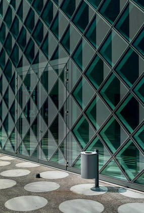Wastebasket in front of a glass facade 1020914165