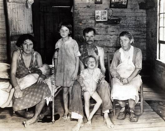 Sharecropper Bud Fields and his family at home. Hale County, Alabama. Published in the book, Let Us Now Praise Famous Men . photograph by Walker Evans, 1936. Courtesy Everett Collection PUBLICATIONXNOTxINxCANxCHNxFRAxITAxJPNxNORxPOLxRUSxESPxUKxUSA Copyright: xCourtesyxEverettxCollectionx HCDLCGC EC739