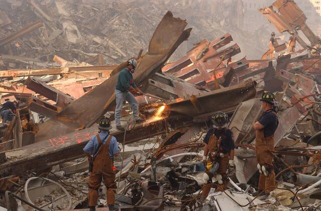IMAGO History, AnschlÃ¤ge vom 11. September aus New York und Washington D.C 20 Jahre AnschlÃ¤ge vom 11. September: World Trade Center Dwarfed by the debris from the World Trade Center metal workers cut though the rubble pile in a futile search for survivors a week after the attacks, September 19, 2001. Photo: Everett Collection Courtesy Everett Collection PUBLICATIONXNOTxINxCANxCHNxFRAxITAxJPNxNORxPOLxRUSxESPxUKxUSA Copyright: xCourtesyxEverettxCollectionx HISL029 EC205
