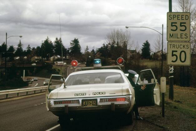 Oregon State Police stops a driver who exceeded the new 55 MPH national speed limit imposed to conserve gasoline. Dec. 1973. Courtesy Everett Collection PUBLICATIONXNOTxINxCANxCHNxFRAxITAxJPNxNORxPOLxRUSxESPxUKxUSA Copyright: xCourtesyxEverettxCollectionx HISL031 EC228
