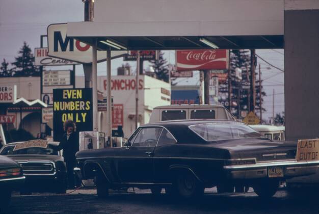 Even Numbers Only reads a sign after Oregon was the first US state to use a system of odd and even license plate numbers during the 1973-74 energy crisis. Even with this system the car carries a notice that the station has run out of gas to sell. Courtesy Everett Collection PUBLICATIONXNOTxINxCANxCHNxFRAxITAxJPNxNORxPOLxRUSxESPxUKxUSA Copyright: xCourtesyxEverettxCollectionx HISL031 EC231