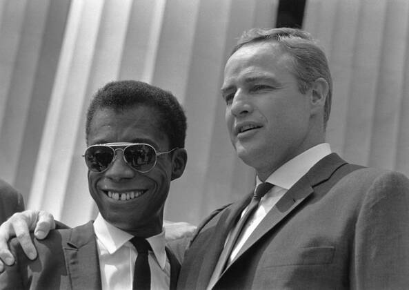 Author James Baldwin and actor Marlon Brando at the 1963 Civil Rights March on Washington. Aug. 28, 1963. Courtesy Everett Collection PUBLICATIONXNOTxINxCANxCHNxFRAxITAxJPNxNORxPOLxRUSxESPxUKxUSA Copyright: xCourtesyxEverettxCollectionx HISL033 EC525