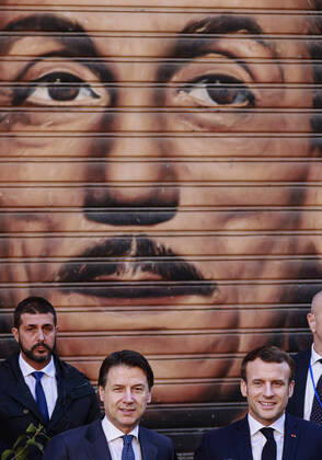 French President Emmanuel Macron, visiting Naples for the Italian-French summit, arrives at the San Ferdinando theater with the Italian Prime Minister, Giuseppe Conte. Behind them a mural of the famous Italian playwright Eduardo De FIlippo.  Copyright: xSalvatorexLaportax xIPAx xKontrolabx