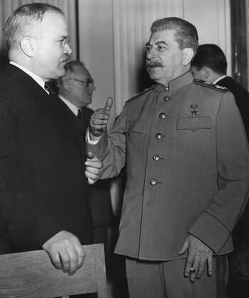 Joseph Stalin talks with his Foreign Minister Molotov at the Yalta Conference, Crimea. February 4Ã‚â€“11, 1945. World War 2. (BSLOC_2014_8_183) For usage credit please use; PUBLICATIONXNOTxINxCANxCHNxFRAxITAxJPNxNORxPOLxRUSxESPxUKxUSA Copyright: xCourtesyxEverettxCollectionx HISL037 EC650