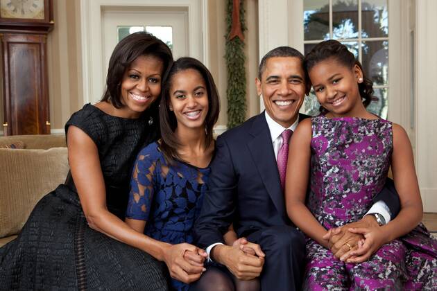 Obama Family Portrait, Dec. 11, 2011. President Barack Obama, First Lady Michelle Obama, and their daughters, Malia, left, and Sasha, right. (BSLOC_2015_3_34) For usage credit please use; The White House PUBLICATIONXNOTxINxCANxCHNxFRAxITAxJPNxNORxPOLxRUSxESPxUKxUSA Copyright: xCourtesyxEverettxCollectionx HISL039 EC770