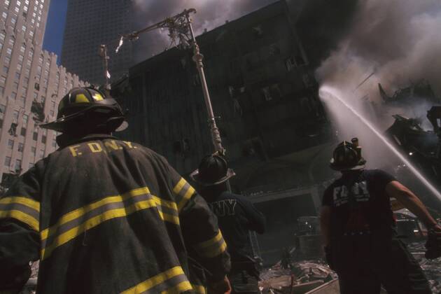 IMAGO History, AnschlÃ¤ge vom 11. September aus New York und Washington D.C 20 Jahre AnschlÃ¤ge vom 11. September: World Trade Center Fire fighter at World Trade Center site following September 11th terrorist attack. The stream water is to the still standing WTC 6. At left is the New York Telephone Company Building, damaged but repairable. (BSLOC_2015_2_56) For usage credit please use; PUBLICATIONXNOTxINxCANxCHNxFRAxITAxJPNxNORxPOLxRUSxESPxUKxUSA Copyright: xCourtesyxEverettxCollectionx HISL040 EC062