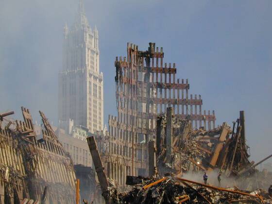 IMAGO History, AnschlÃ¤ge vom 11. September aus New York und Washington D.C 20 Jahre AnschlÃ¤ge vom 11. September: World Trade Center Woolworth Building rises behind the rubble of the collapsed North Tower of the WTC, Sept. 16, 2001. World Trade Center, New York City, after September 11, 2001 terrorist attacks. (BSLOC_2015_2_90) For usage credit please use; PUBLICATIONXNOTxINxCANxCHNxFRAxITAxJPNxNORxPOLxRUSxESPxUKxUSA Copyright: xCourtesyxEverettxCollectionx HISL040 EC100