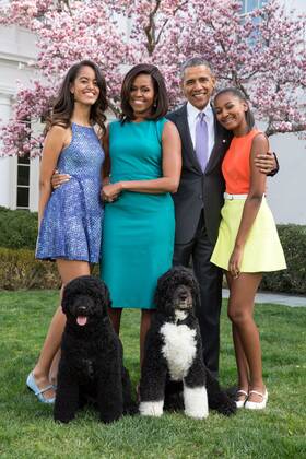 Obama Family photo in the White House Rose Garden, Easter Sunday, April 5, 2015. L-R: Malia, First Lady Michelle, the President, and Sasha with dogs Sunny and Bo. (BSLOC_2015_13_139) For usage credit please use; The White House PUBLICATIONXNOTxINxCANxCHNxFRAxITAxJPNxNORxPOLxRUSxESPxUKxUSA Copyright: xCourtesyxEverettxCollectionx HISL040 EC151