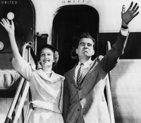 1952 Presidential Campaign. Patricia Nixon (future First Lady), Senator and Vice Presidential candidate (and future US President) Richard Nixon, at a campaign stop, September, 1952. Courtesy Everett Collection PUBLICATIONXNOTxINxCANxCHNxFRAxITAxJPNxNORxPOLxRUSxESPxUKxUSA Copyright: xCourtesyxEverettxCollectionx PBDRINI EC024
