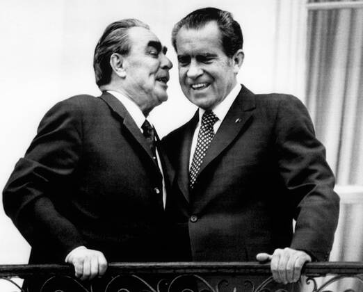 Nixon Presidency. Soviet Premier Leonid Brezhnev whispers to US President Richard Nixon during a meeting at the White House, Washington, D.C., 1973. Courtesy Everett Collection PUBLICATIONXNOTxINxCANxCHNxFRAxITAxJPNxNORxPOLxRUSxESPxUKxUSA Copyright: xCourtesyxEverettxCollectionx PBDRINI EC139