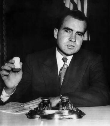 Nixon Vice Presidency. Vice President (and future US President) Richard Nixon at the rostrum in the US Senate chamber, holding a small gavel, Washington, D.C., 1953. Courtesy Everett Collection PUBLICATIONXNOTxINxCANxCHNxFRAxITAxJPNxNORxPOLxRUSxESPxUKxUSA Copyright: xCourtesyxEverettxCollectionx PBDRINI EC153