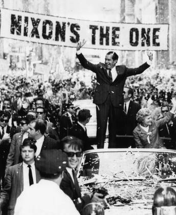 Richard Nixon. US Presidential candidate (and future US President) Richard Nixon, at a ticker tape parade in Philidelphia, Pennsylvania. To Nixon s left: Future First Lady Patricia Nixon, 1968. Courtesy Everett Collection PUBLICATIONXNOTxINxCANxCHNxFRAxITAxJPNxNORxPOLxRUSxESPxUKxUSA Copyright: xCourtesyxEverettxCollectionx PBDRINI EC167