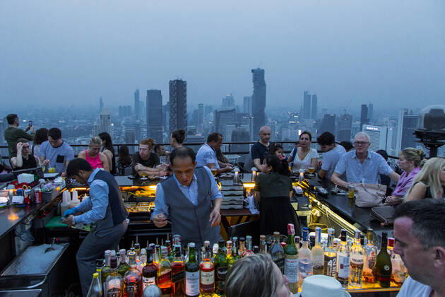 IMAGO Creative: Urbane Kultur - Sommer auf den Dächern Sunset over Bangkok from the terrace of Banyan Tree hotel Bangkok Banyan Tree Hotel Bangkok Thailand Copyright: xDanixSalvà x xVWPicsx DSA-0865