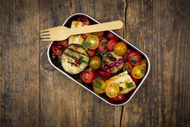 Lunch box with tomato salad with grilled vegetables and halloumi cheese, pomegranate seeds, sumac, black sesame and parsley  LVF08552