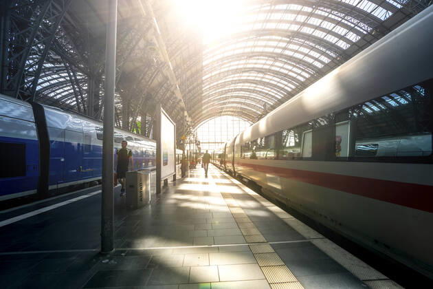 IMAGO Creative: Corporate: Klimaschutz, Digitalisierung und Urbanisierung IMAGO Creative: Klimawandel - Nachhaltiges Reisen Germany, Hesse, Frankfurt, Sun shining through glass ceiling of Frankfurt (Main) Hauptbahnhof  PUF01872