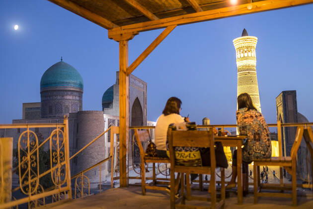 IMAGO Creative: Urbane Kultur - Sommer auf den Dächern Minor Cafe House. At right Kalon minaret and mosque. At left Mir-i-Arab medressa , Bukhara, Uzbekistan Bukhara Uzbekistan Copyright: xLucasxVallecillosx xVWPicsx LVM-Uz.Bu.A.8850