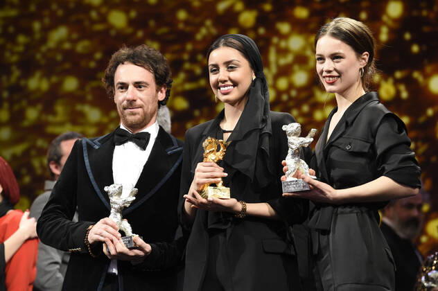 Award Winners Elio Germano, Baran Rasoulof and Paula Beer pose at the closing ceremony during the 70th Berlin International Film Festival Berlinale 2020 at Berlinale Palace on February 29, 2020 in Berlin, Germany Foto:xN.xKubelkax xFuturexImage