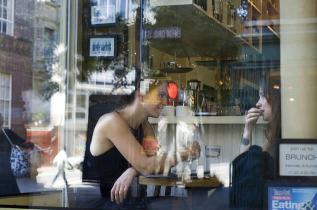 IMAGO Creative, Jahreszeit Sommer, Sommer in der Stadt Two friends, enjoy good company and good food in a restaurant in the neighborhood of Greenwich Village. In the 60s, the quiet neighborhood of Greenwich Village hosted a large gay community in one of its streets. We are talking about the famous Christopher Street. If we look at the history of New York, we will realize that almost late 60 s, was made the most famous riot between police and homosexuals. The trouble erupted in the bar Stonewall Inn, and it marked the beginning of the movement for the rights of gays and lesbians, demonstrating that in Greenwich Village was also space for the order of equality for all its inhabitants. Who knew? New York New York State USA Copyright: xSergixReboredox REB-0125
