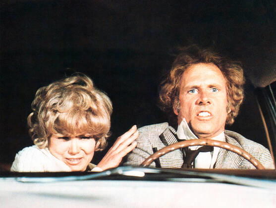 FAMILY PLOT, Barbara Harris, Bruce Dern, 1976 Courtesy Everett Collection PUBLICATIONXNOTxINxCANxCHNxFRAxITAxJPNxNORxPOLxRUSxESPxUKxUSA Copyright: xCourtesyxEverettxCollectionx M8DFAPL EC001