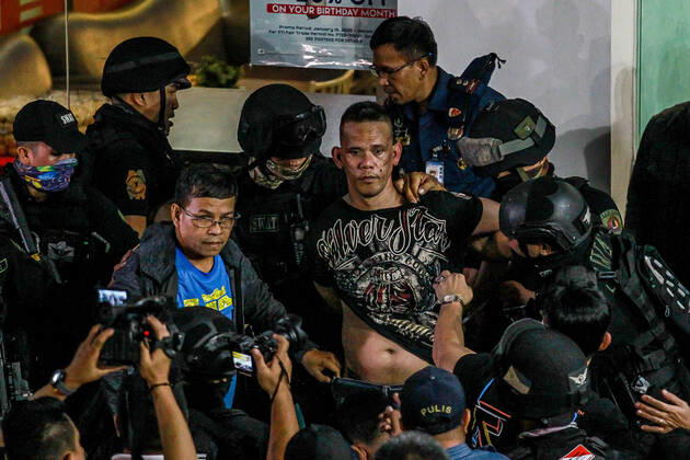 Bilder des Jahres 2020, News 03 März News Themen der Woche KW10 News Bilder des Tages (200303) -- BEIJING, March 3, 2020 -- Policemen and security guards grab hostage-taker Archie Paray (C) during the hostage-taking and shooting incident in San Juan City, Metro Manila, the Philippines, on March 2, 2020. The Philippine police ended a 10-hour hostage incident in Metro Manila on Monday, convincing the gunman to free all the hostages and surrender himself to the authorities. Around 30 people taken hostage by the gunman were released and left the V-Mall in the San Juan City of Metro Manila. ) XINHUA PHOTOS OF THE DAY ROUELLExUMALI