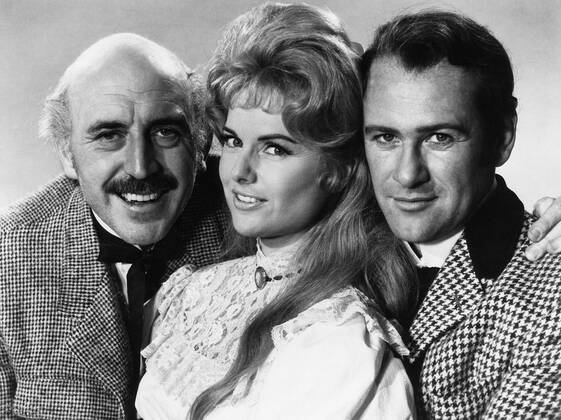 FIRST MEN IN THE MOON, Lionel Jeffries, Martha Hyer, Edward Judd, 1964 Courtesy Everett Collection PUBLICATIONXNOTxINxCANxCHNxFRAxITAxJPNxNORxPOLxRUSxESPxUKxUSA Copyright: xCourtesyxEverettxCollectionx MBDFIME EC003