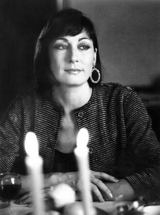 GARDENS OF STONE, Anjelica Huston, 1987. Ã‚Â©TriStar Pictures courtesy Everett Collection Â©TriStar Pictures Courtesy Everett Collection PUBLICATIONXNOTxINxCANxCHNxFRAxITAxJPNxNORxPOLxRUSxESPxUKxUSA Copyright: xTriStarxPictures CourtesyxEverettxCollectionx MBDGAOF EC102