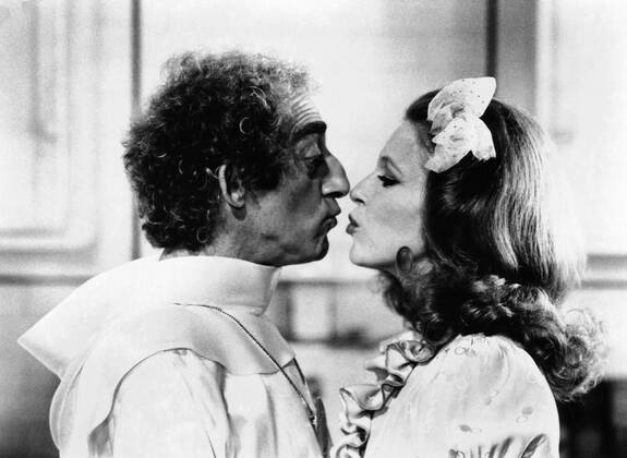 IN GOD WE TRUST, from left, Marty Feldman, Louise Lasser, 1980, Universal courtesy Everett Collection Â©Universal Courtesy Everett Collection PUBLICATIONXNOTxINxCANxCHNxFRAxITAxJPNxNORxPOLxRUSxESPxUKxUSA Copyright: xUniversal CourtesyxEverettxCollectionx MBDINGO EC016