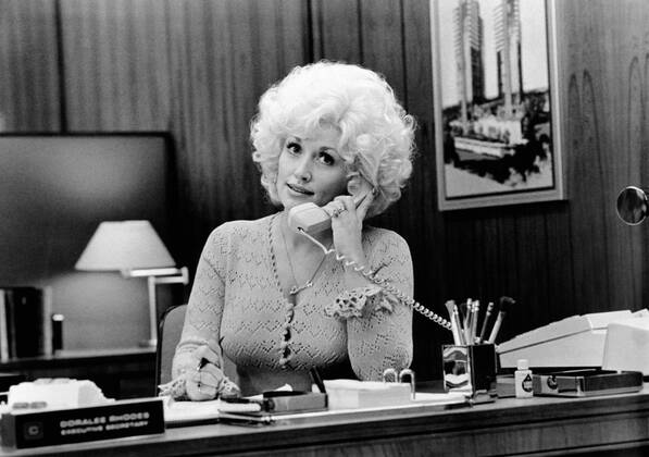 NINE TO FIVE, (aka 9 TO 5), Dolly Parton, 1980, TM & Copyright 20th Century Fox Film Corp. courtesy Everett Collection 20thCentFox Courtesy Everett Collection !ACHTUNG AUFNAHMEDATUM GESCHÃ„TZT! PUBLICATIONXNOTxINxCANxCHNxFRAxITAxJPNxNORxPOLxRUSxESPxUKxUSA Copyright: x20thCentFox CourtesyxEverettxCollectionx MBDNITO FE011