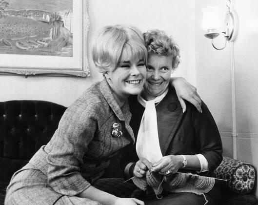 THE PRIZE, from left: Elke Sommer with her mother Mrs. Renate Schletz on set, 1963 Courtesy Everett Collection !ACHTUNG AUFNAHMEDATUM GESCHÃ„TZT! PUBLICATIONXNOTxINxCANxCHNxFRAxITAxJPNxNORxPOLxRUSxESPxUKxUSA Copyright: xCourtesyxEverettxCollectionx MBDPRIZ EC027