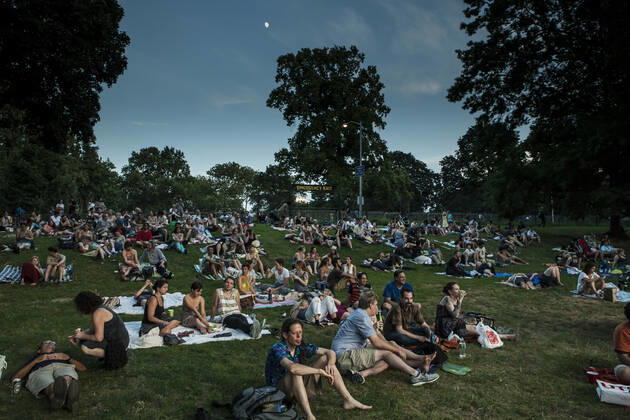IMAGO Creative: NGO, Kunst im öffentlichen Raum und Kulturinitiativen The crowd at the Celebrate Brooklyn concert spread over the lawn at Prospect Park. The concerts in the series are free, but a $3 donation is requested. United States Copyright: xEdxLefkowiczx EJL-130718-2028