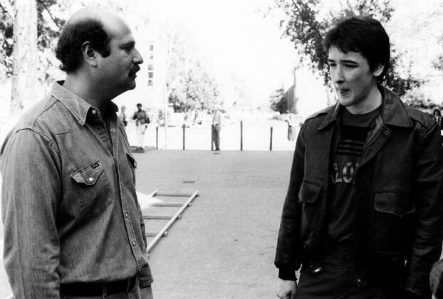 THE SURE THING, from left: director Rob Reiner, John Cusack on set, 1985, Embassy courtesy Everett Collection Embassy Pictures Courtesy Everett Collection !ACHTUNG AUFNAHMEDATUM GESCHÃ„TZT! PUBLICATIONXNOTxINxCANxCHNxFRAxITAxJPNxNORxPOLxRUSxESPxUKxUSA Copyright: xEmbassyxPictures CourtesyxEverettxCollectionx MBDSUTH EC017