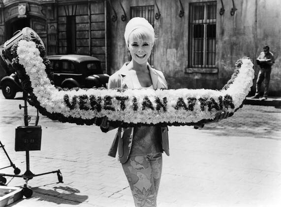 THE VENETIAN AFFAIR, Elke Sommer on location, 1967 Courtesy Everett Collection !ACHTUNG AUFNAHMEDATUM GESCHÃ„TZT! PUBLICATIONXNOTxINxCANxCHNxFRAxITAxJPNxNORxPOLxRUSxESPxUKxUSA Copyright: xCourtesyxEverettxCollectionx MBDVEAF EC006