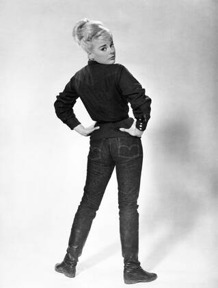 THE VICTORS, Elke Sommer, 1963 Courtesy Everett Collection !ACHTUNG AUFNAHMEDATUM GESCHÃ„TZT! PUBLICATIONXNOTxINxCANxCHNxFRAxITAxJPNxNORxPOLxRUSxESPxUKxUSA Copyright: xCourtesyxEverettxCollectionx MBDVICT EC053
