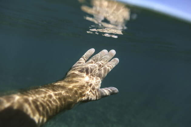 IMAGO Creative: Kraft des Wassers Unrecognizable person swimming under water Lombok, Nusa Tenggara Bar., Indonesia CR_KOTRIN200115S-227560-01
